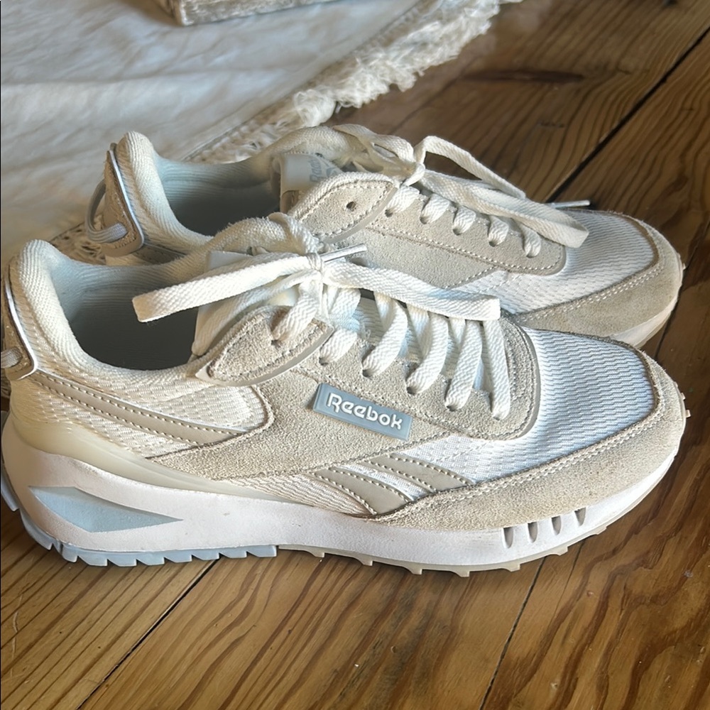Reebok White Sneakers Size 7 1/2